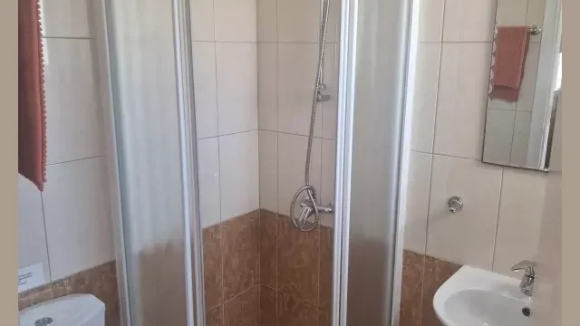 Pernera gardens en suite shower